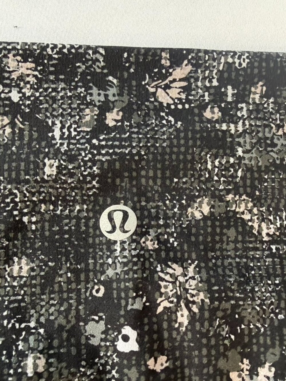 Lululemon Crop Legging Gray / Black Abstract with Black Panels. Size Women's M